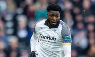 Jugador de fútbol corriendo en camiseta de Derby County