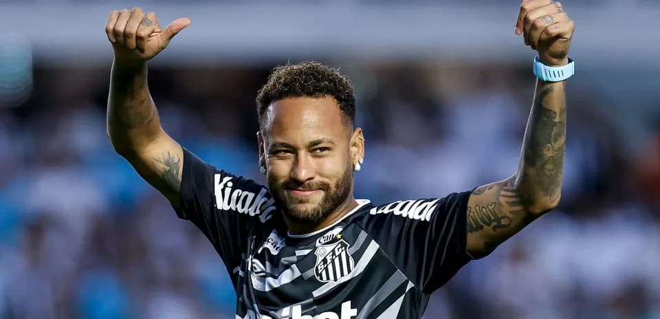Jugador celebra con pulgares arriba en el campo