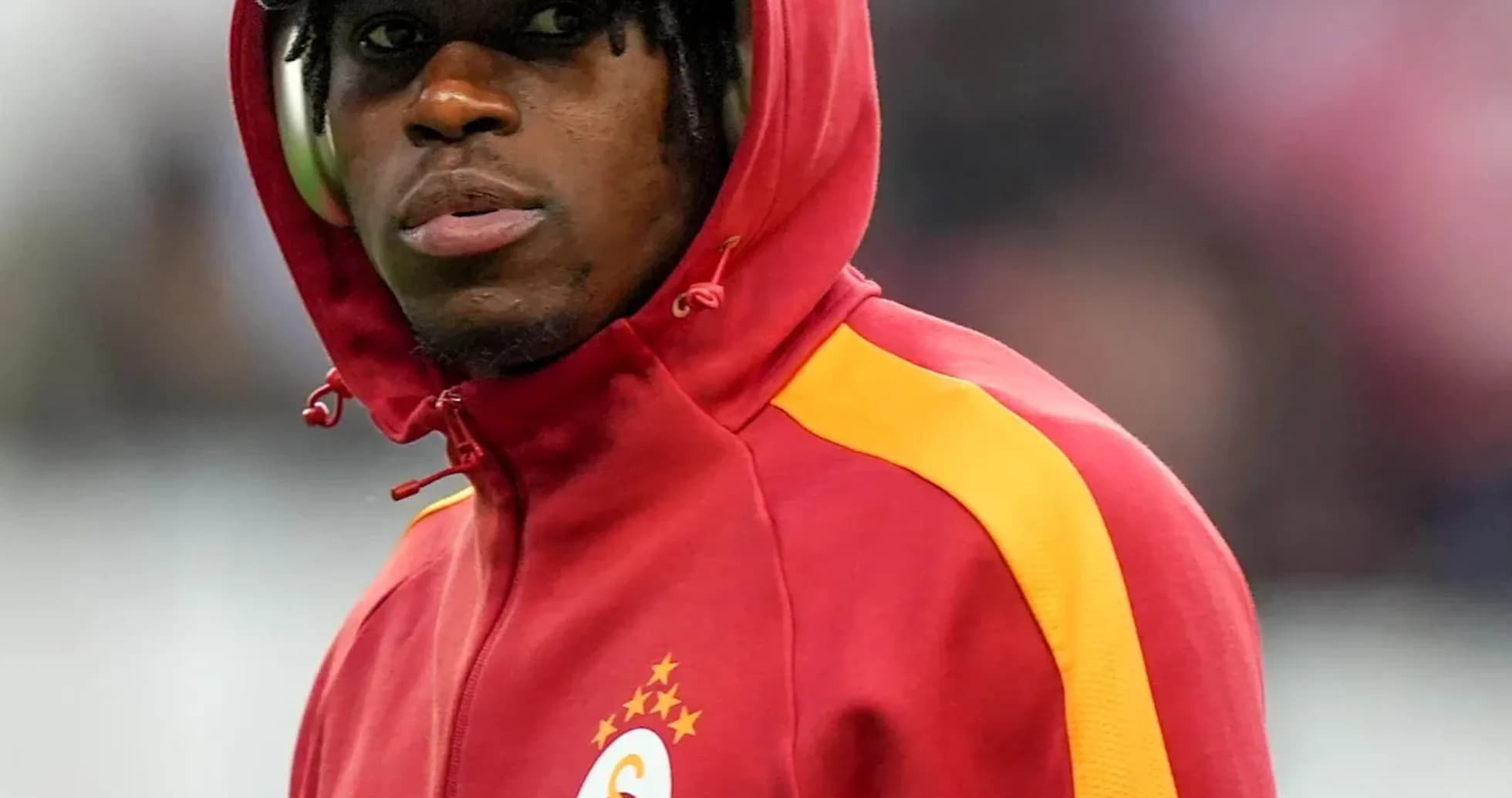 Jugador de Galatasaray con capucha en el campo