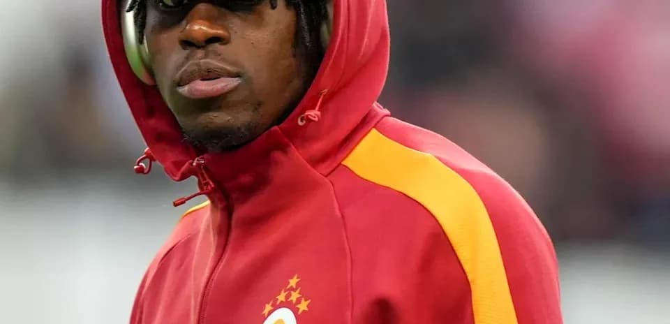 Jugador de Galatasaray con capucha en el campo