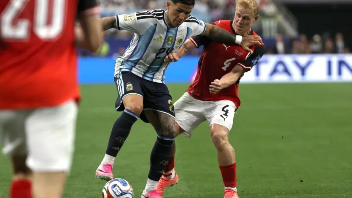 Jugador argentino luchando por el balón con rival