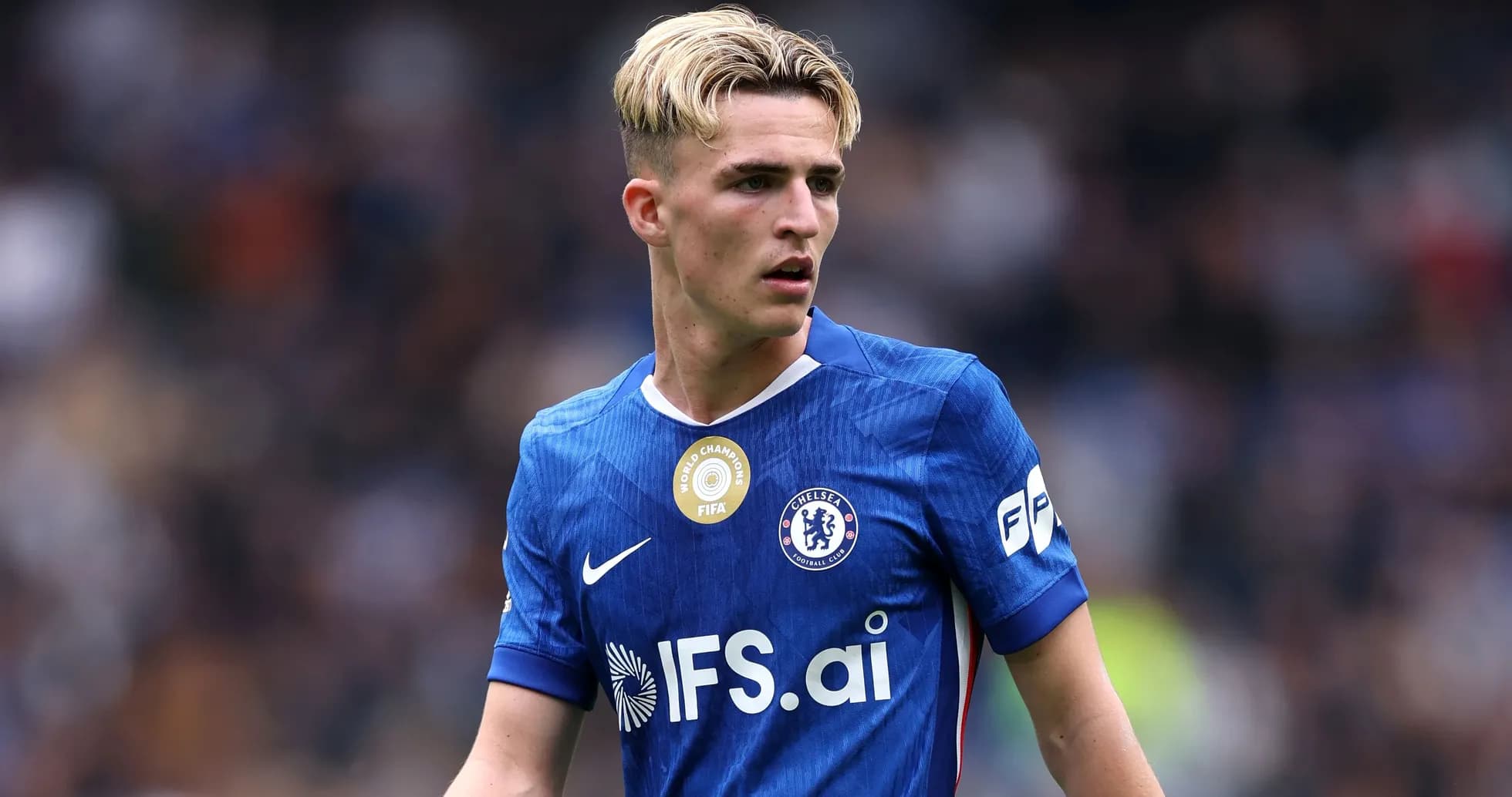 Jugador de Chelsea con camiseta azul en el campo