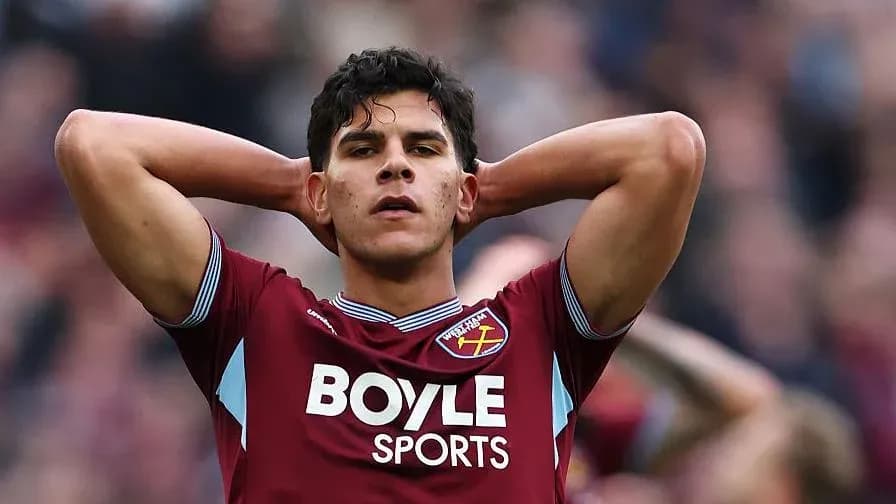 Jugador de West Ham con las manos en la cabeza