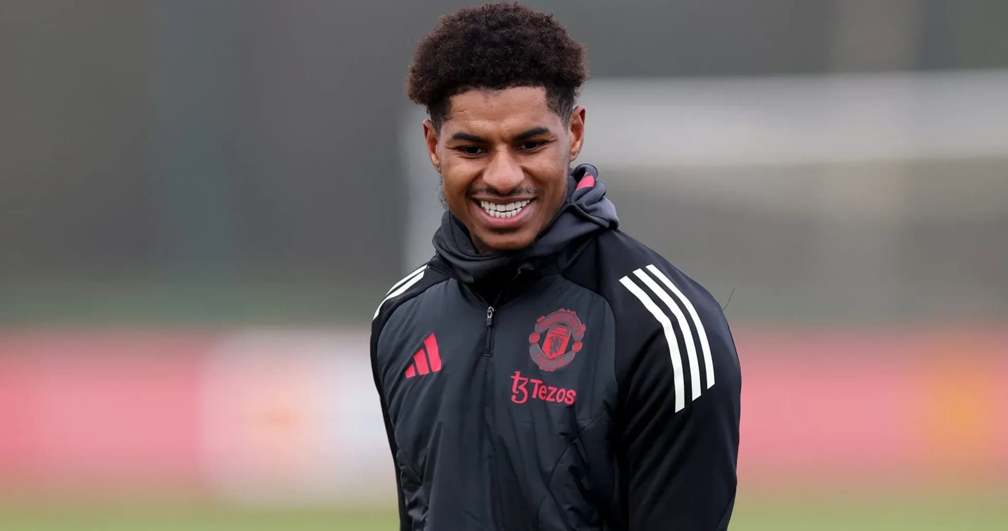 Jugador de Manchester United sonriendo en entrenamiento