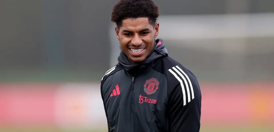 Jugador de Manchester United sonriendo en entrenamiento