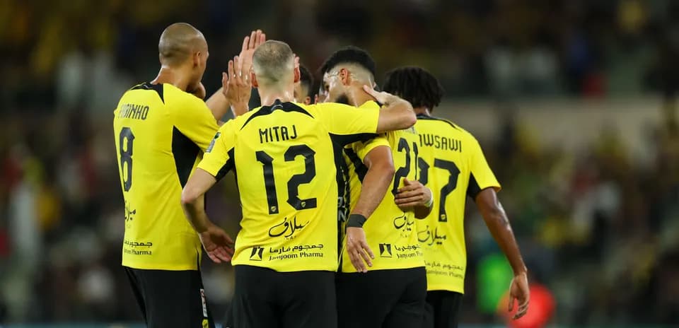 Jugadores del equipo celebrando en el campo