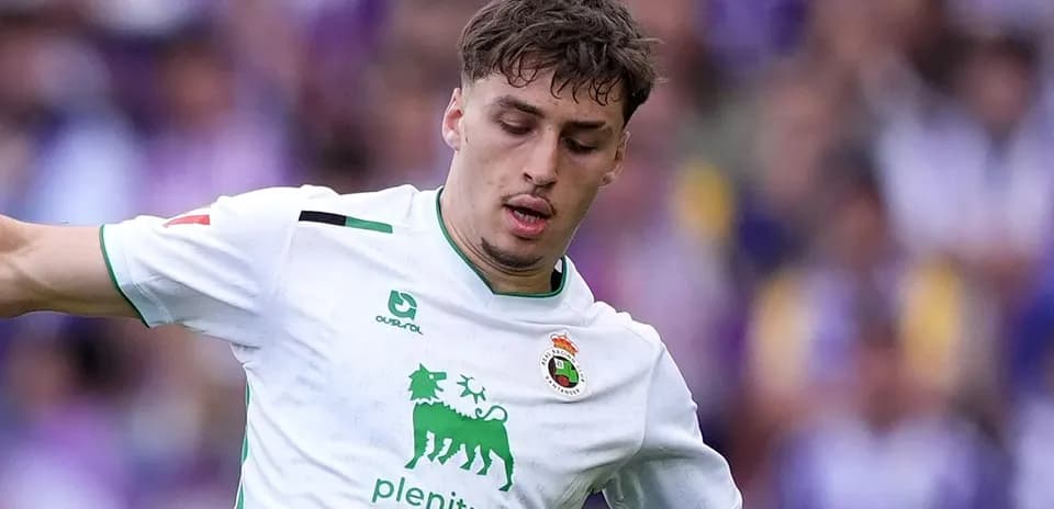 Jugador en acción durante un partido de fútbol