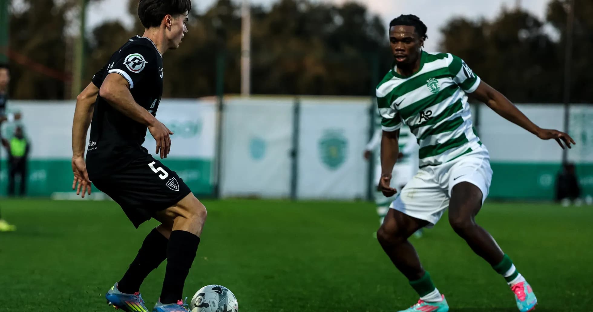 Jugador de Leixões U23 driblando a un rival