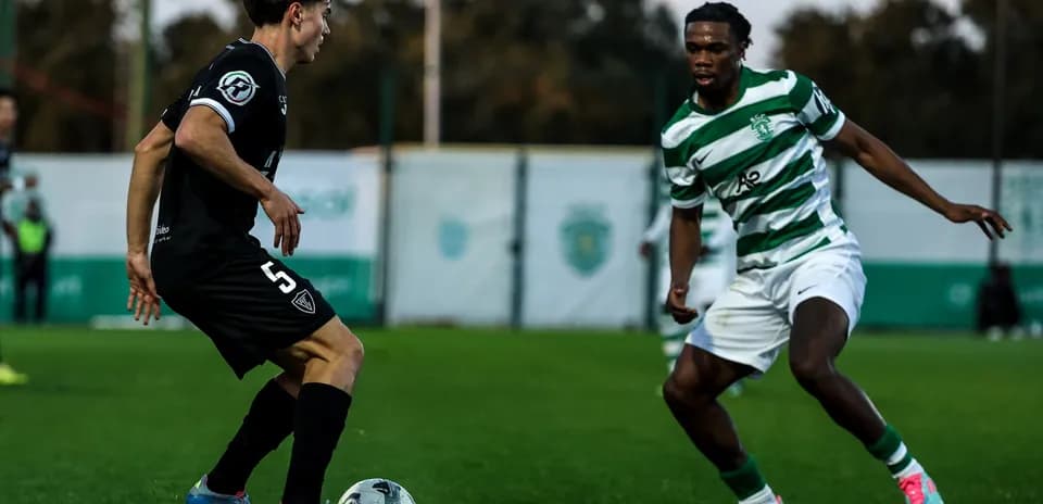 Jugador de Leixões U23 driblando a un rival