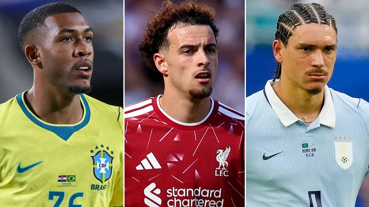 Tres jugadores de fútbol en sus respectivas camisetas