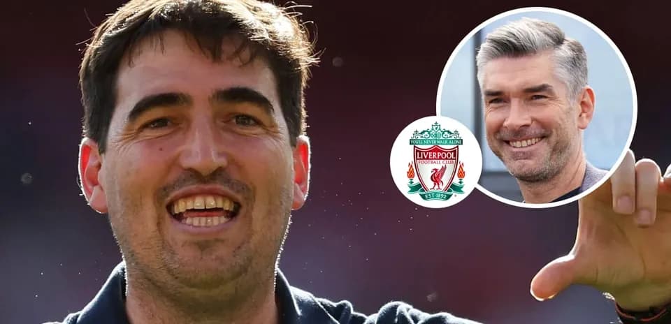 Entrenador sonriente con logo de Liverpool de fondo