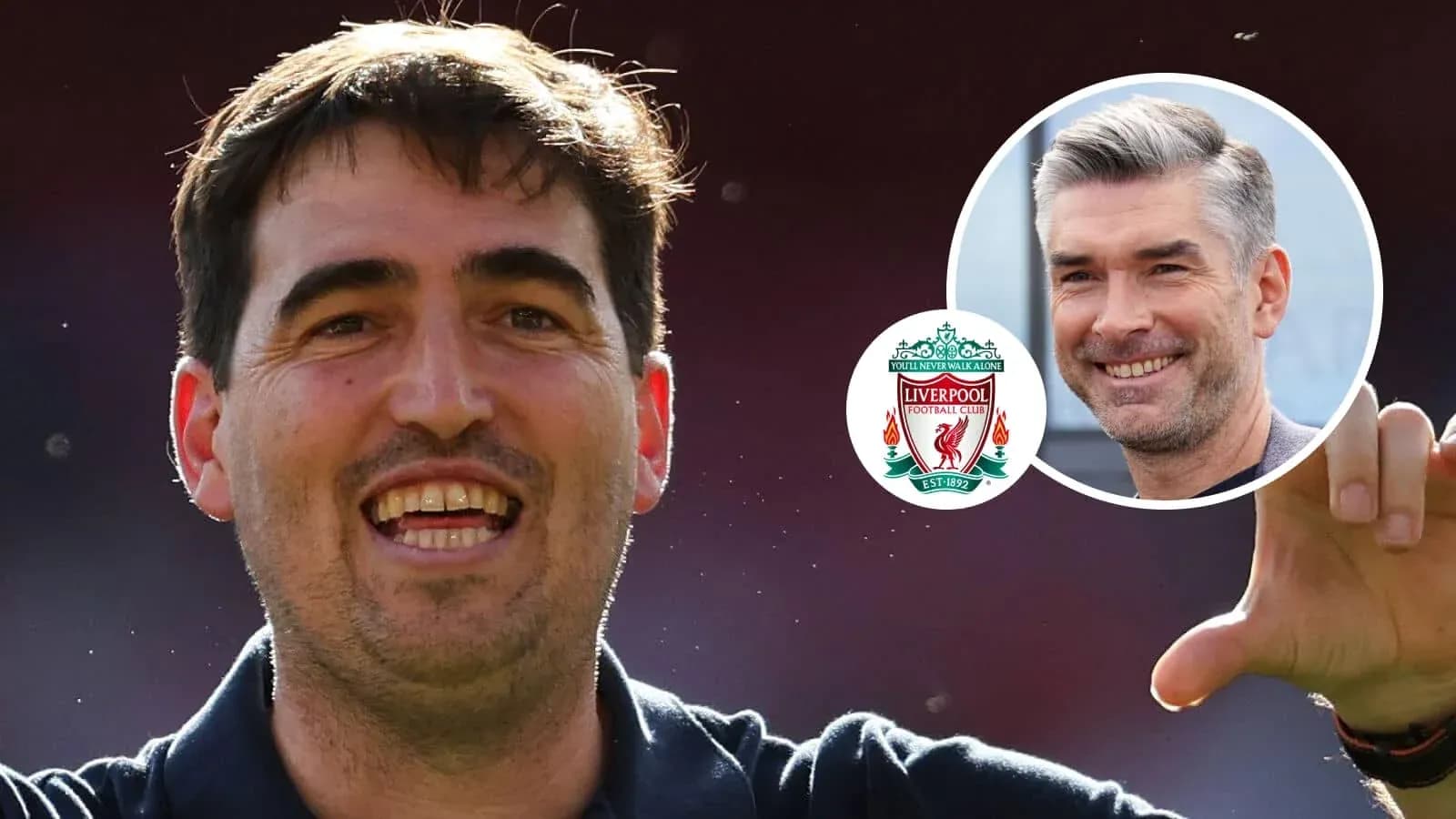 Entrenador sonriente con logo de Liverpool de fondo