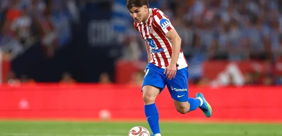 Jugador de Atlético de Madrid conduciendo el balón