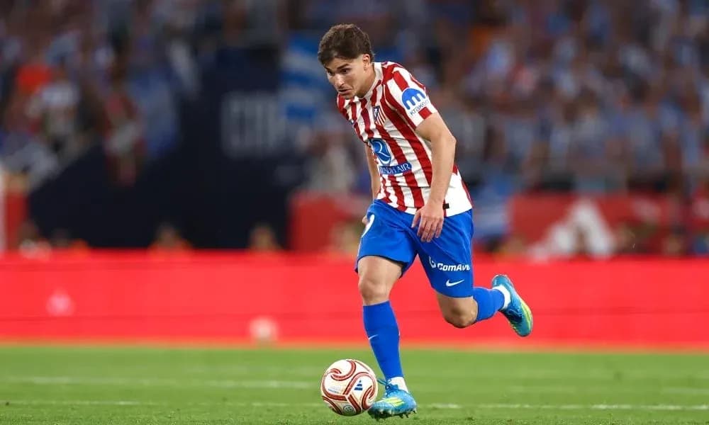 Jugador de Atlético de Madrid conduciendo el balón