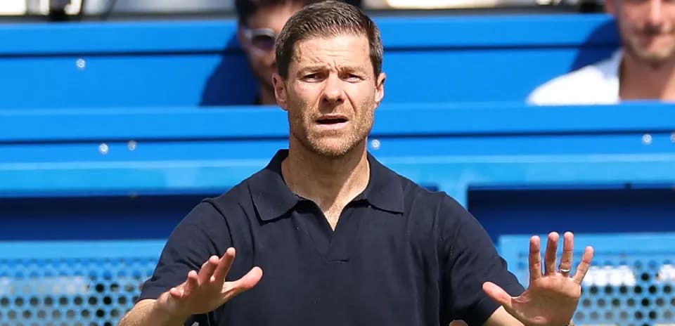 Entrenador gesticulando en el banquillo durante el partido