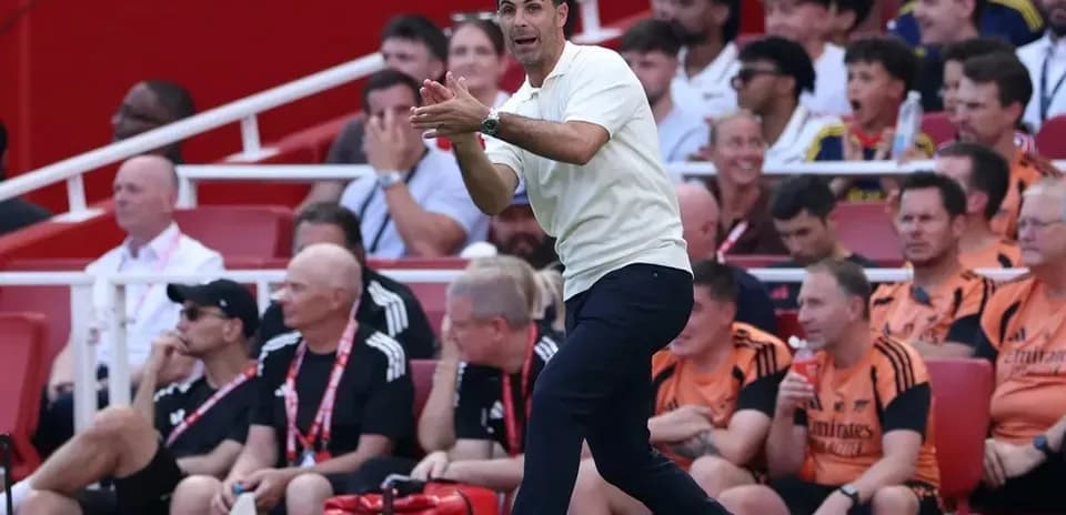 Entrenador dirigiendo desde la banda del campo