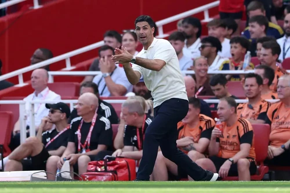 Entrenador dirigiendo desde la banda del campo
