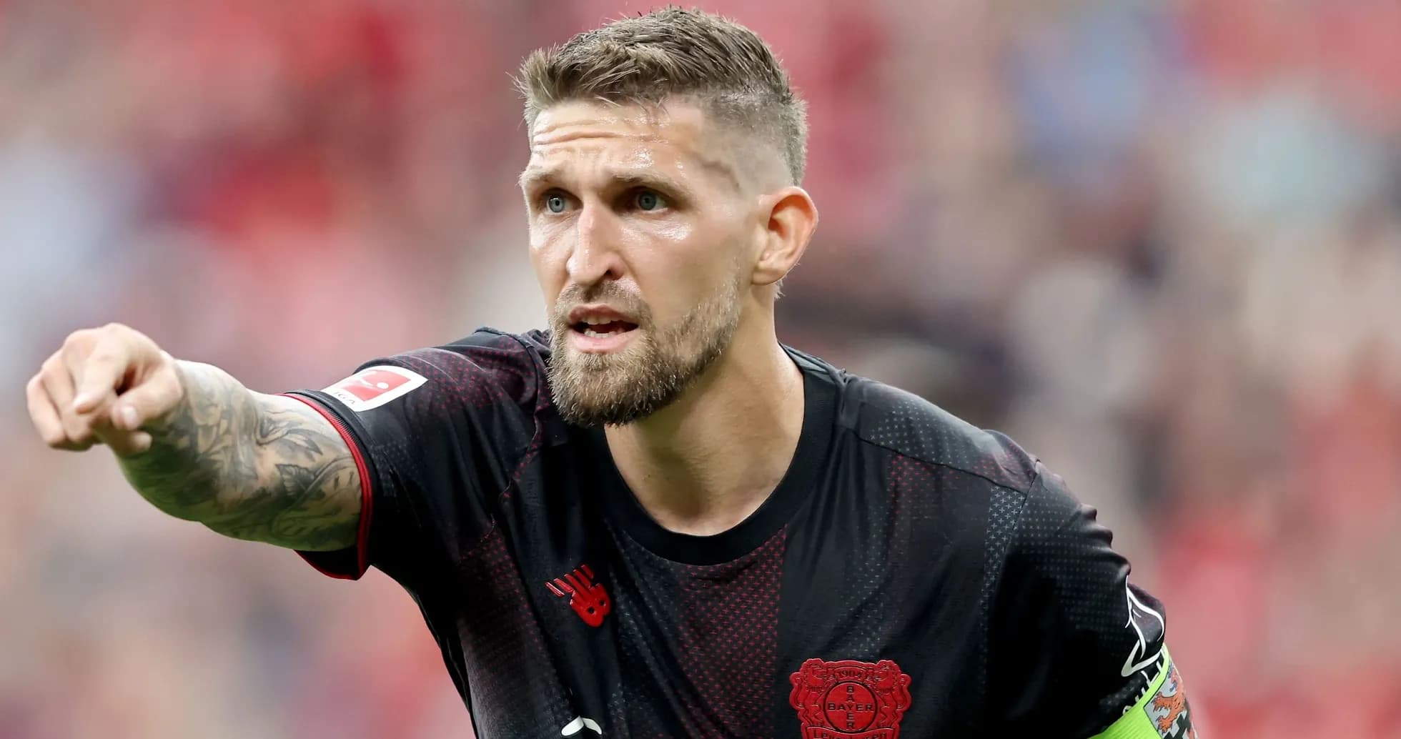 Jugador de Bayer Leverkusen señalando durante el partido