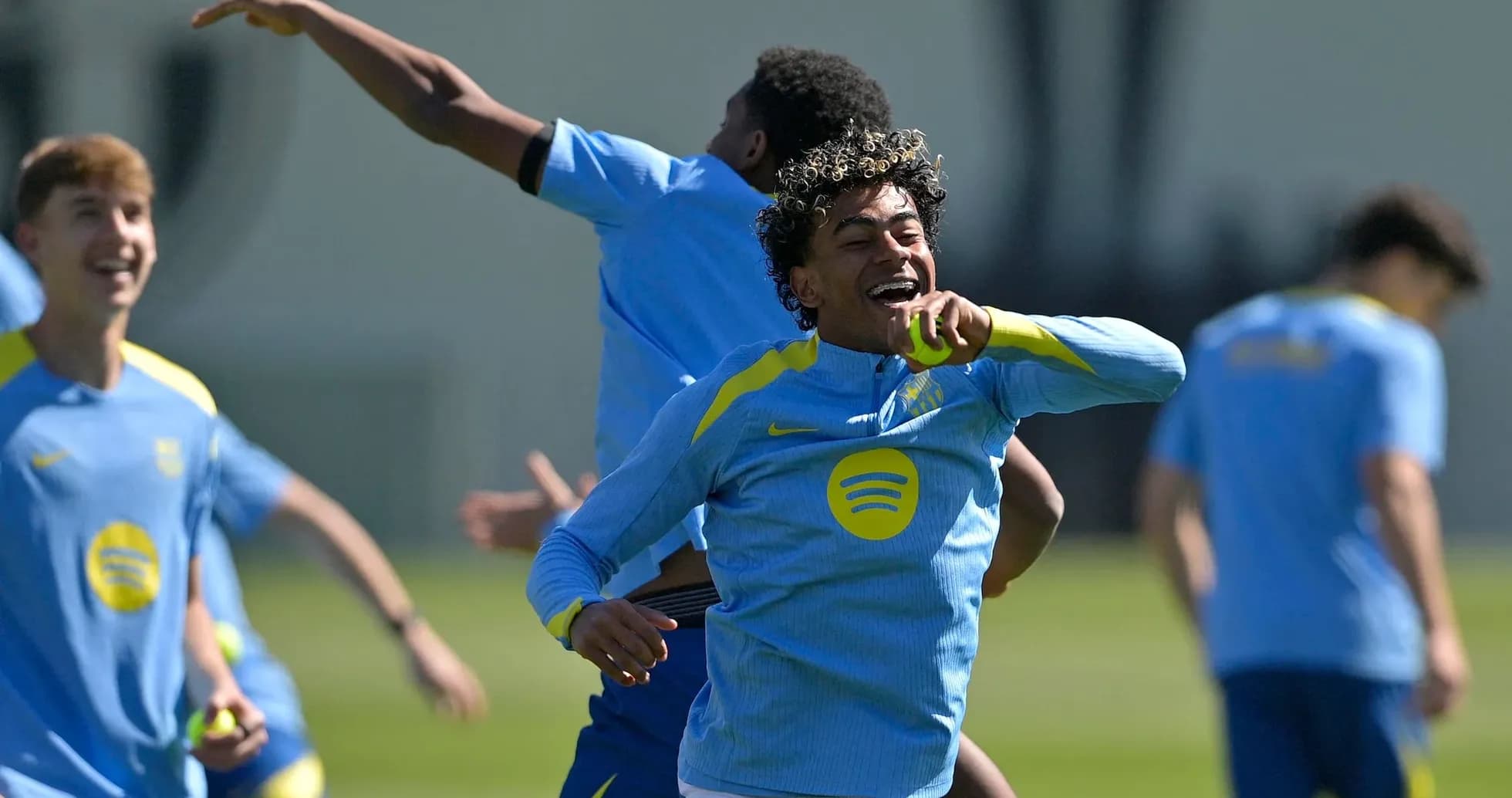 Jugadores celebrando durante sesión de entrenamiento
