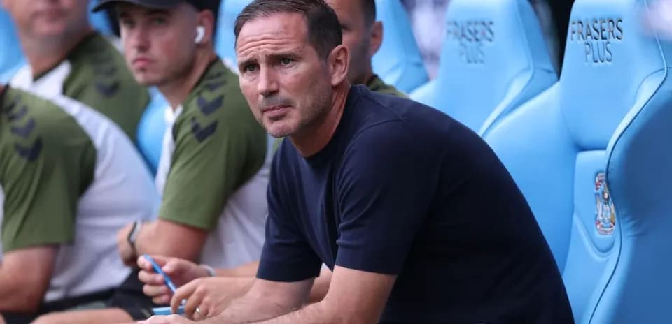 Entrenador sentado en el banquillo durante el partido