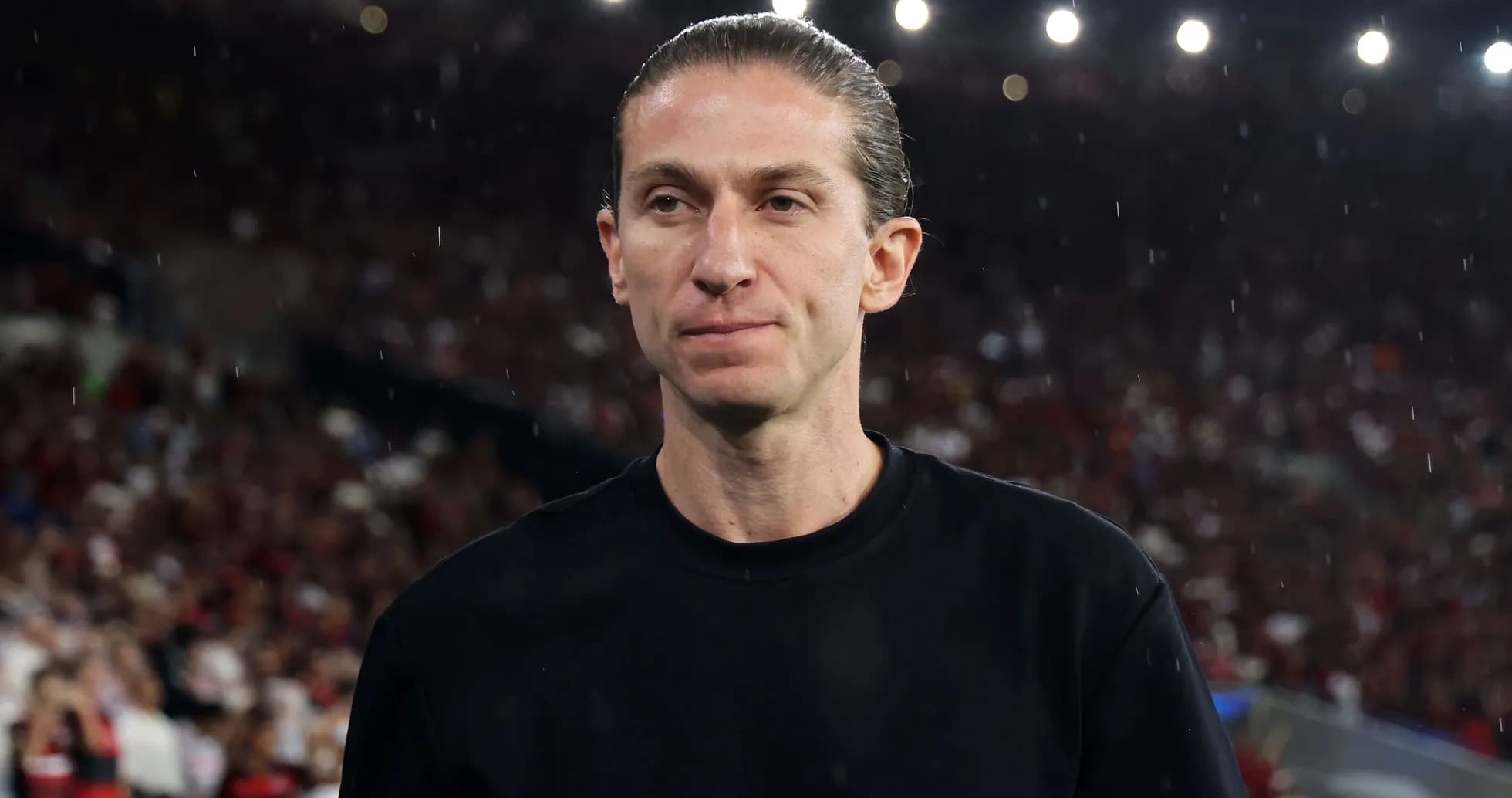 Entrenador en el campo durante un partido