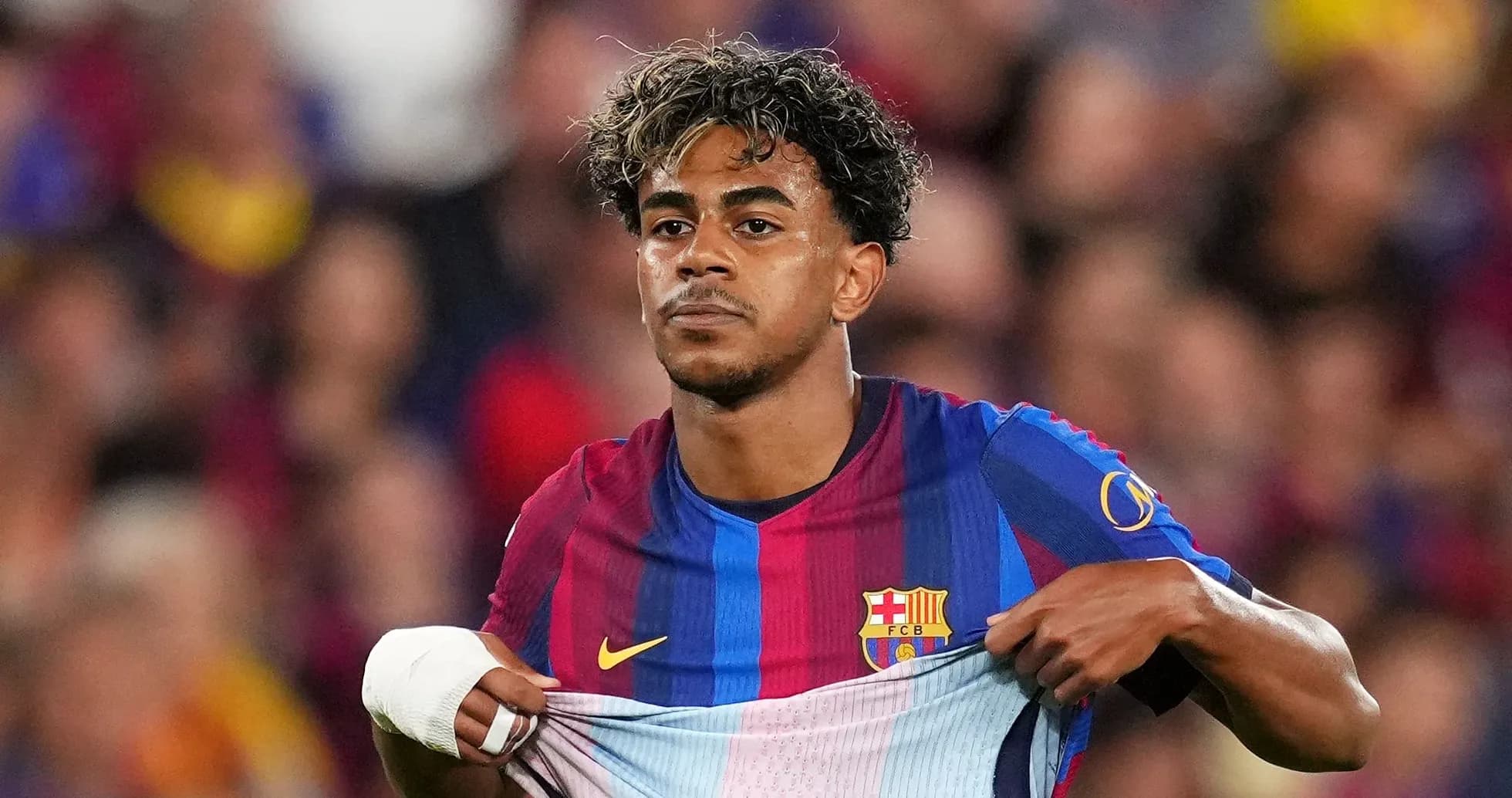 Jugador de Barcelona mostrando su camiseta durante el partido