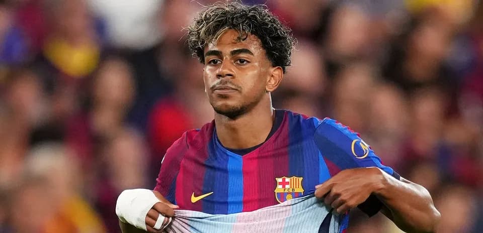 Jugador de Barcelona mostrando su camiseta durante el partido