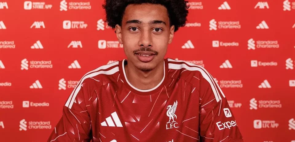 Jugador de Liverpool firmando contrato en evento promocional