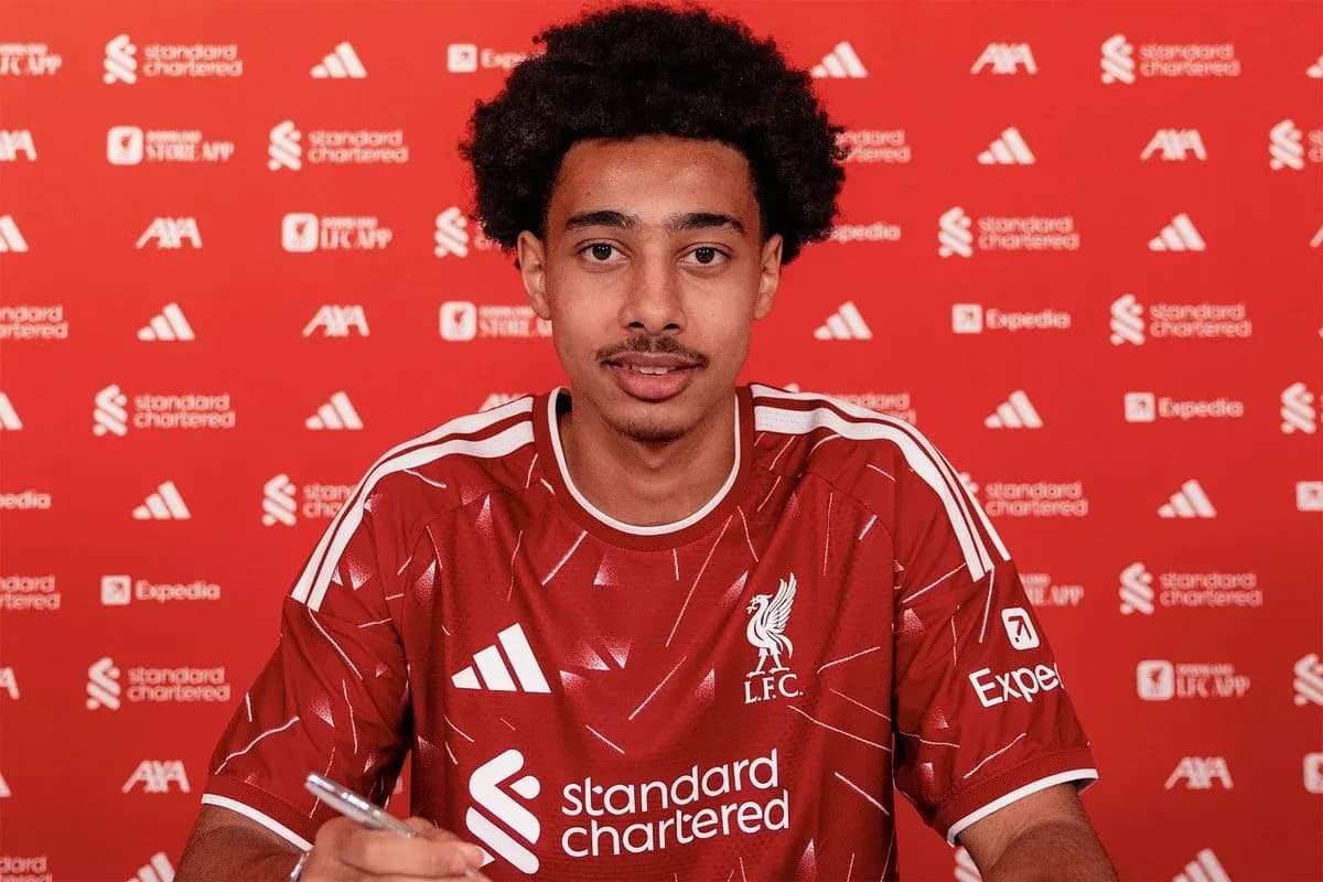Jugador de Liverpool firmando contrato en evento promocional