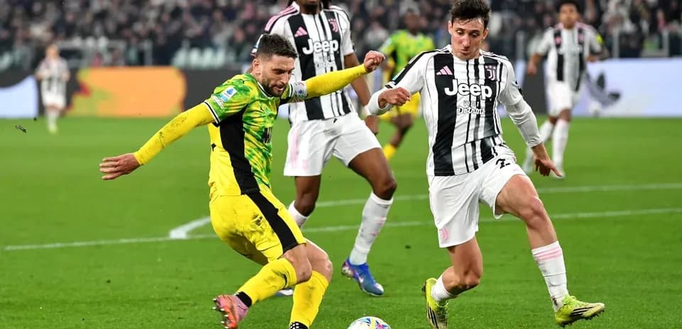 Jugadores de Juventus y rival luchando por el balón