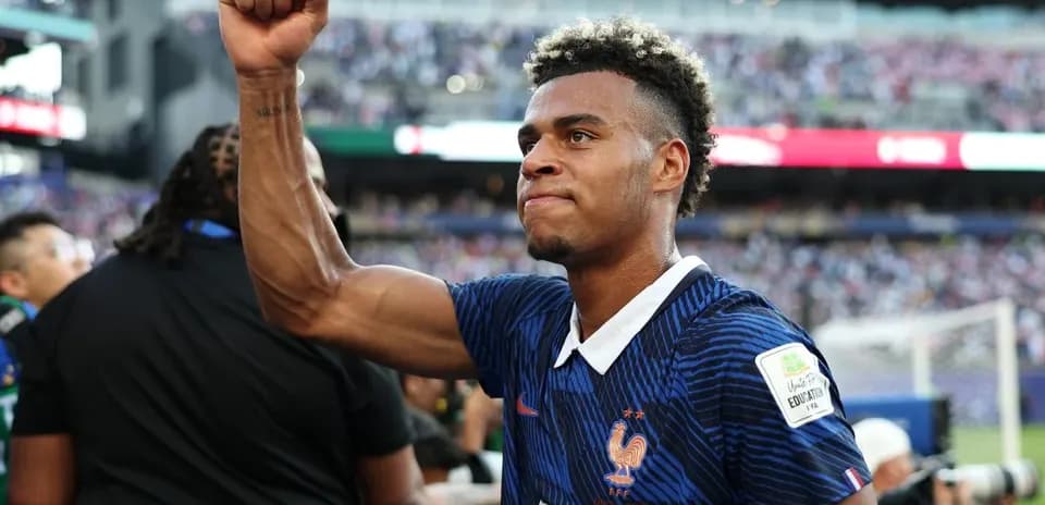 Jugador francés celebrando con el puño en alto