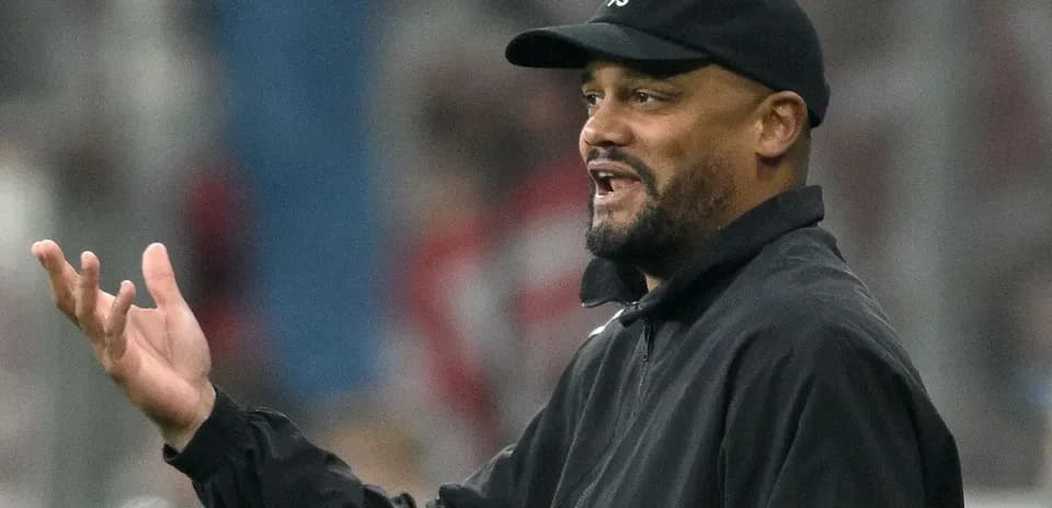 Entrenador dando instrucciones durante un partido
