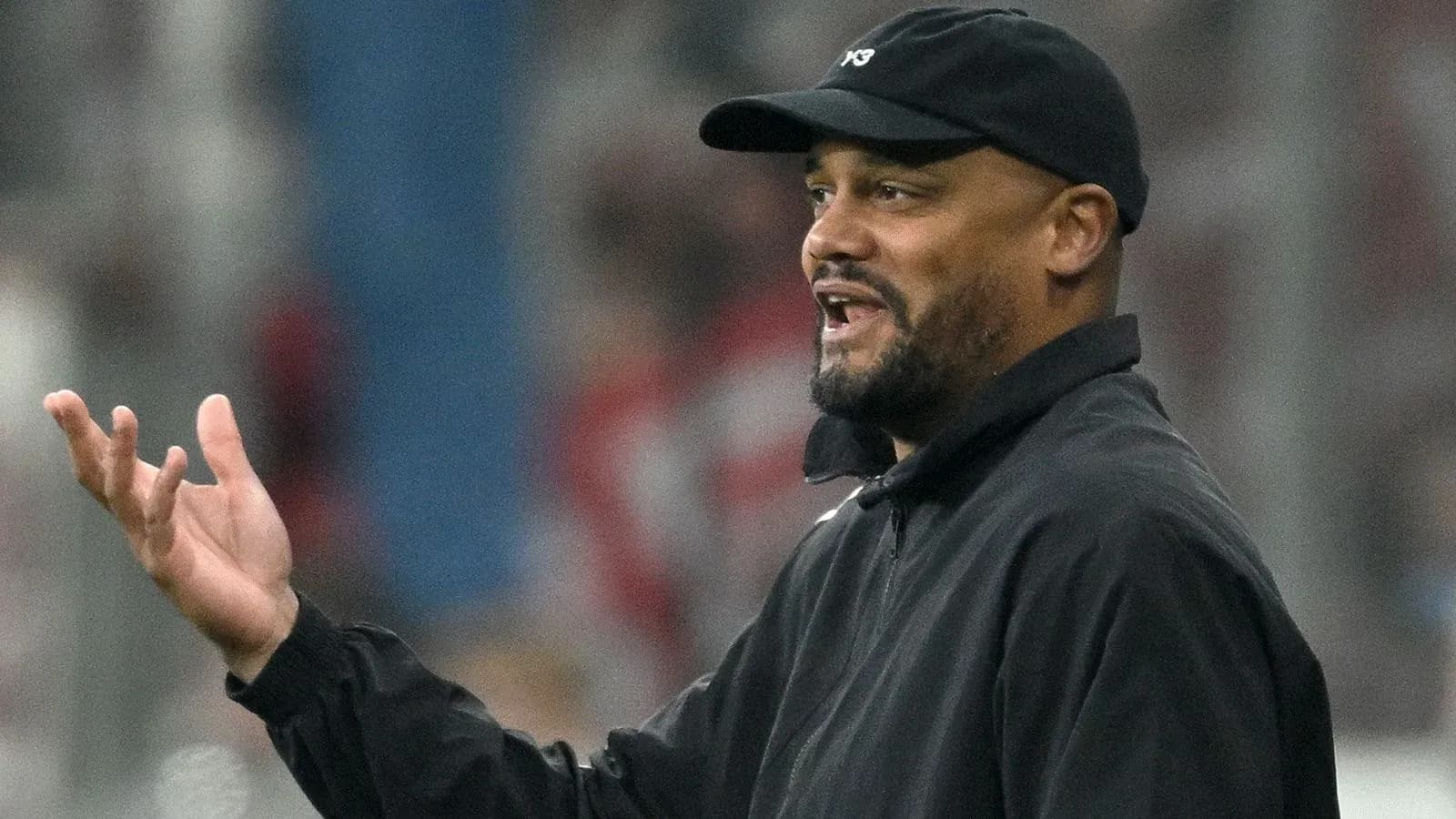 Entrenador dando instrucciones durante un partido