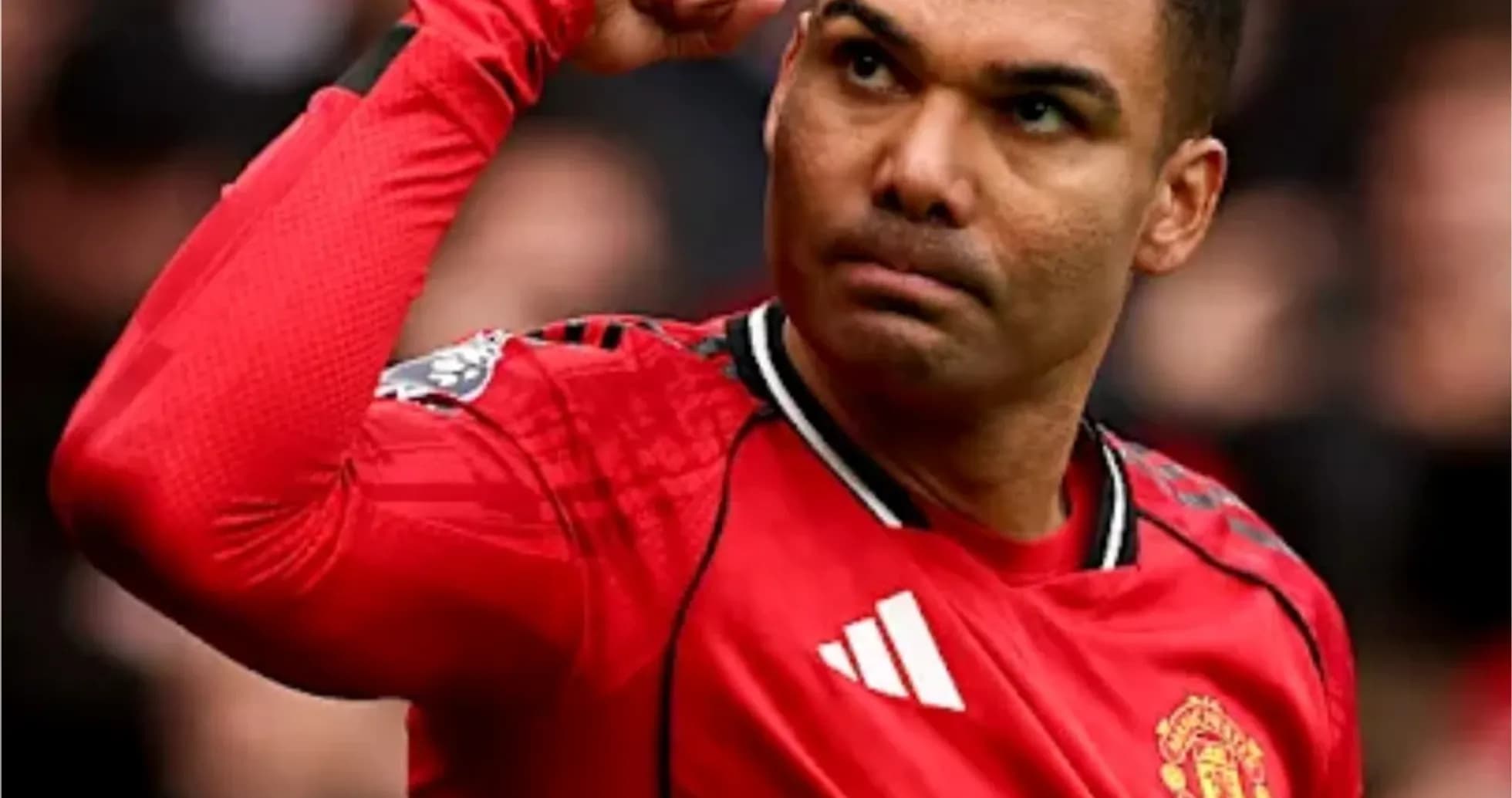 Jugador de Manchester United señalando su cabeza