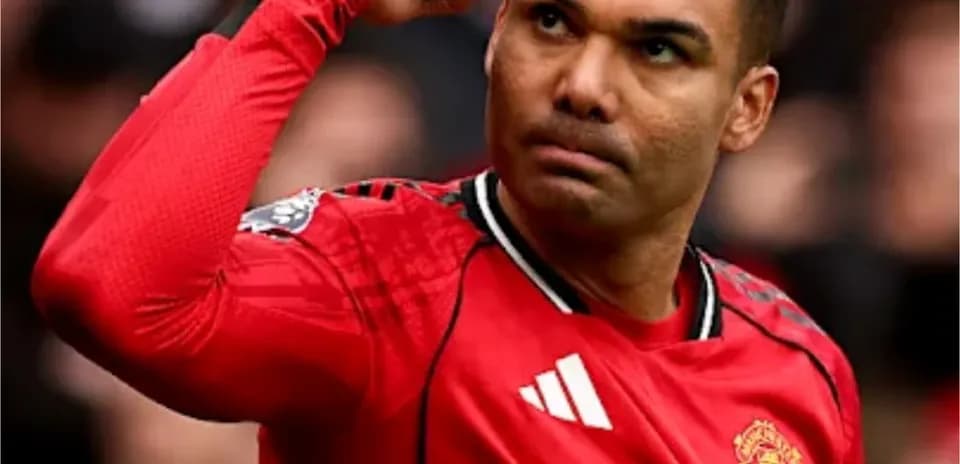 Jugador de Manchester United señalando su cabeza