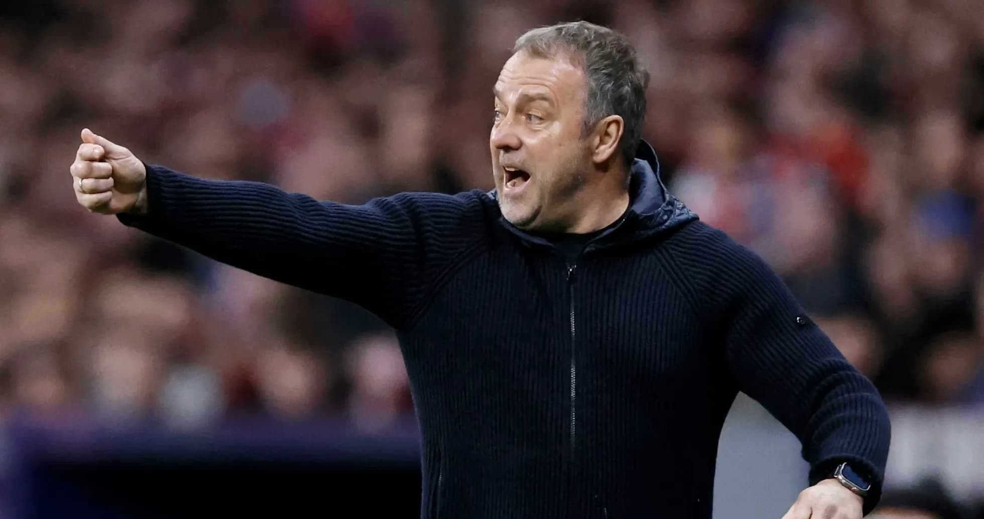 Entrenador dirigiendo a su equipo durante el partido