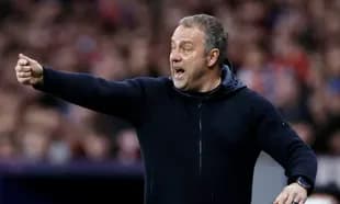 Entrenador dirigiendo a su equipo durante el partido