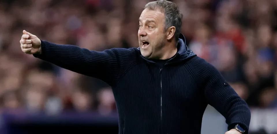 Entrenador dirigiendo a su equipo durante el partido