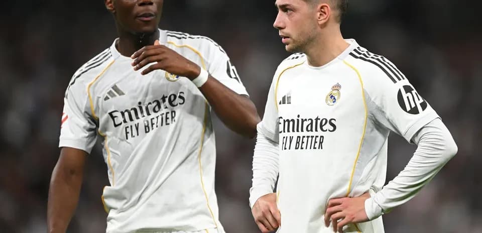 Jugadores de Real Madrid conversando en el campo
