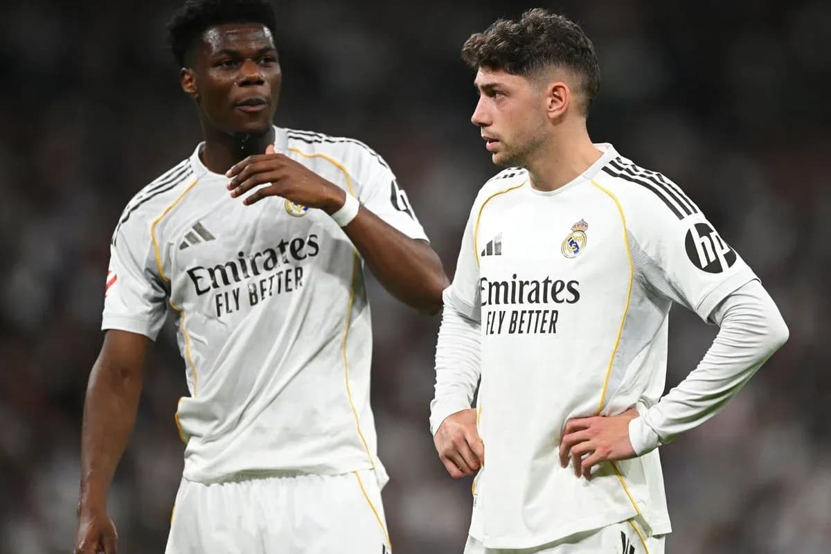 Jugadores de Real Madrid conversando en el campo