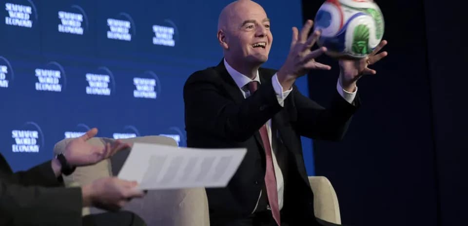 Persona sosteniendo un balón de fútbol en evento