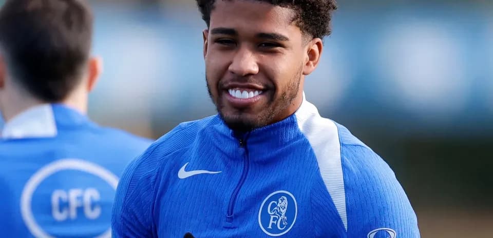 Jugador sonriendo durante entrenamiento en camiseta azul