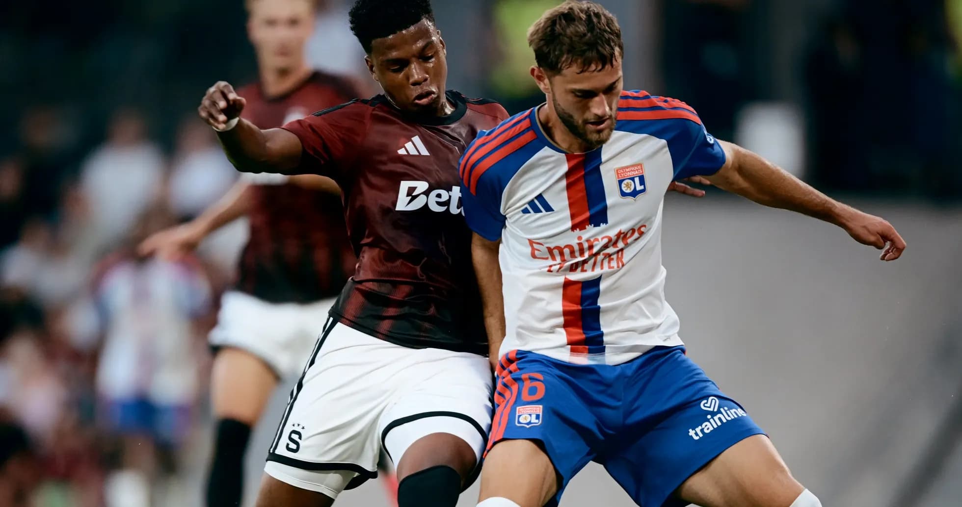 Dos jugadores compiten por el balón en partido
