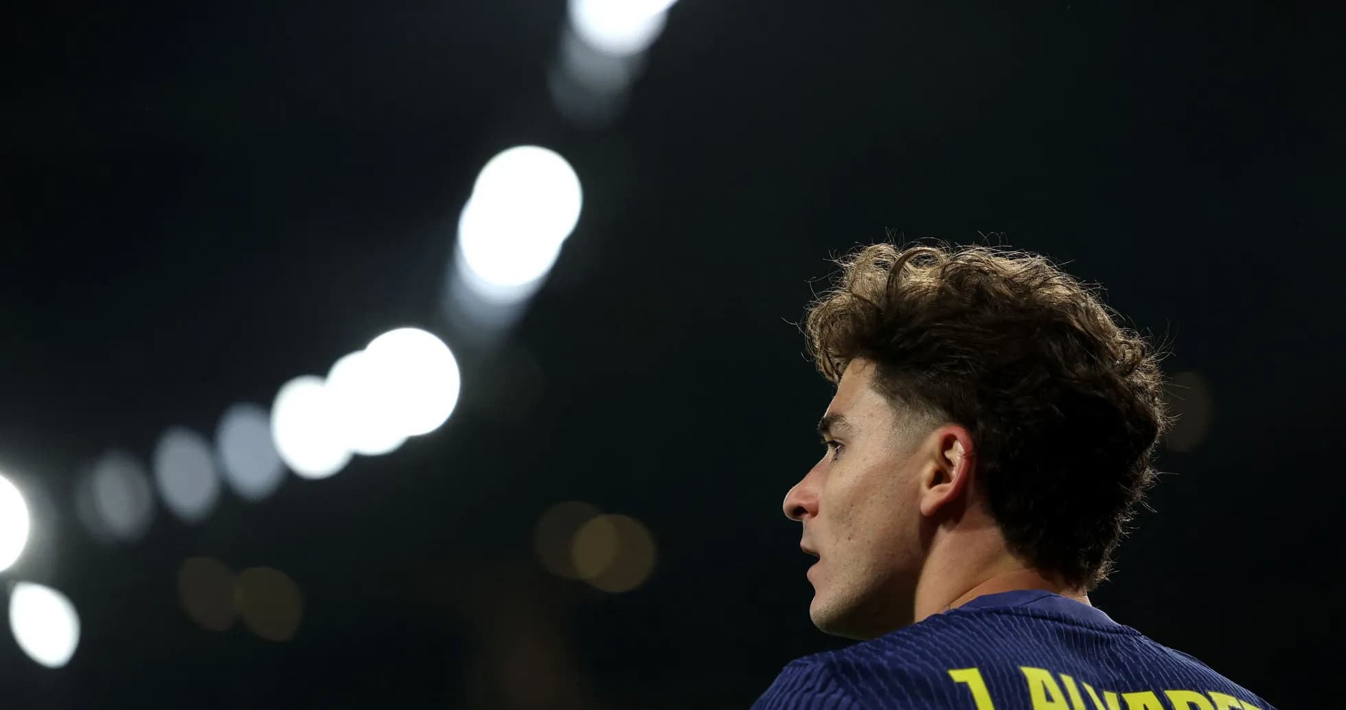 Jugador J. Álvarez en el campo iluminado