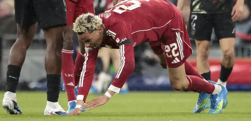 Jugador en el suelo durante partido de fútbol