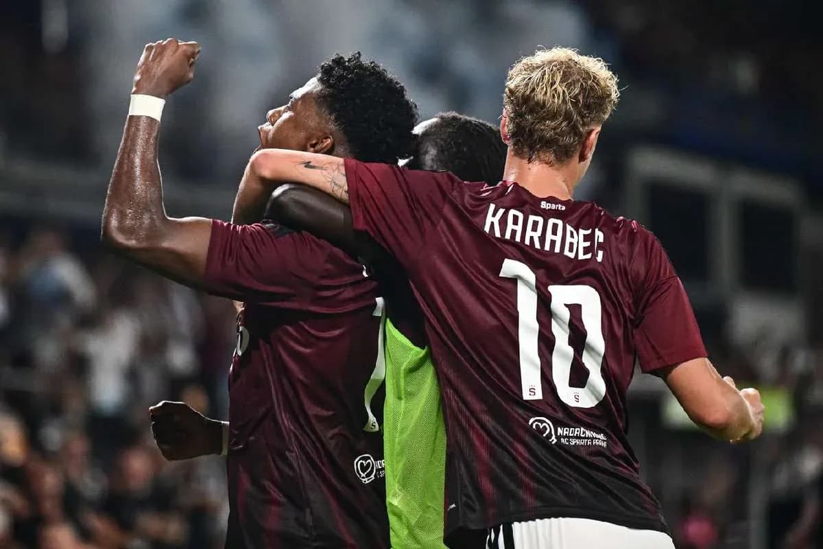 Jugadores de Sparta Praha celebrando un gol