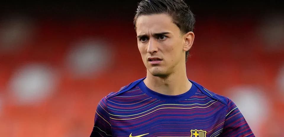 Jugador del FC Barcelona en uniforme de calentamiento