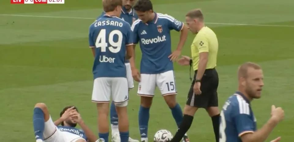 Jugadores rodeando a un compañero caído en el campo
