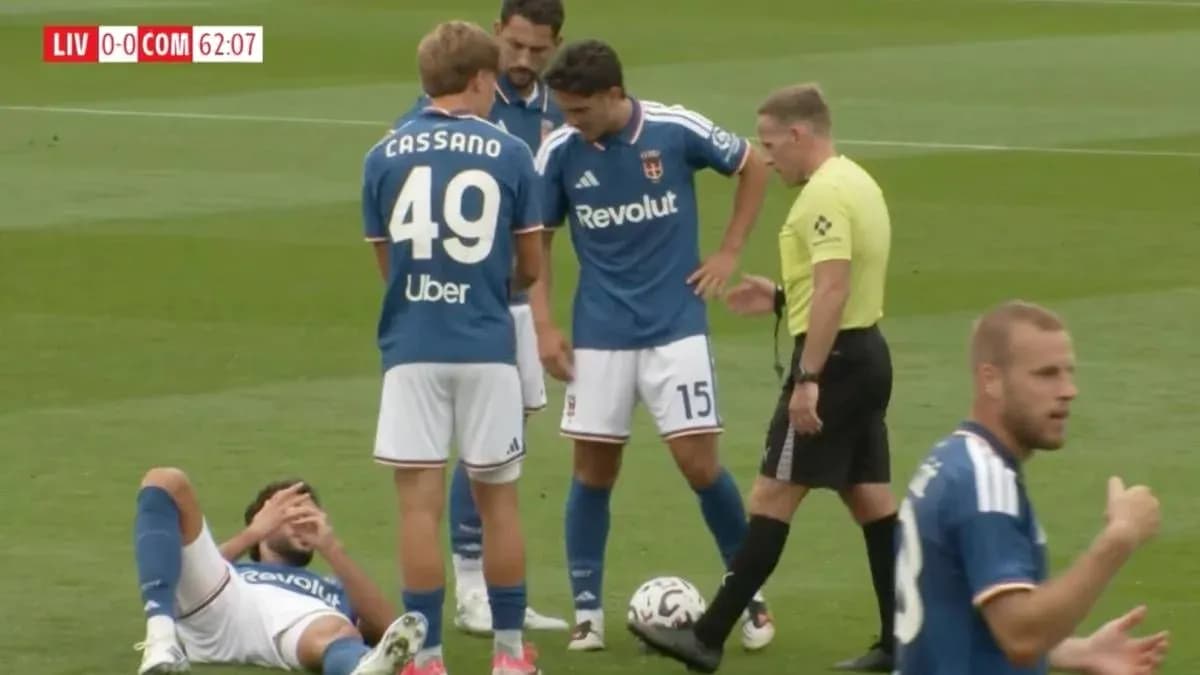 Jugadores rodeando a un compañero caído en el campo