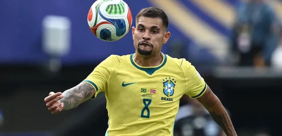 Jugador de Brasil controlando el balón durante partido